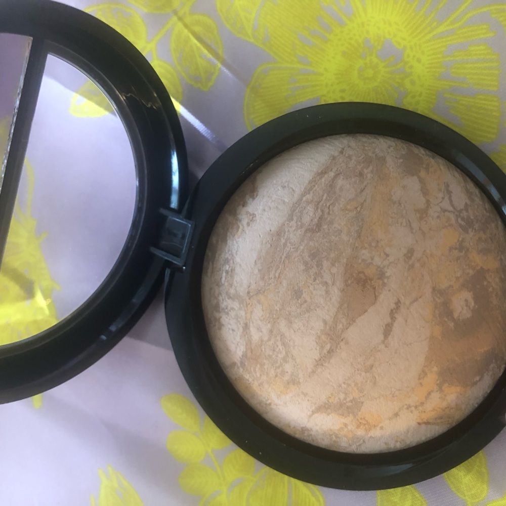 🎉NIB🎉 Laura Geller Baked Balance-Brighten Color Correcting Foundation